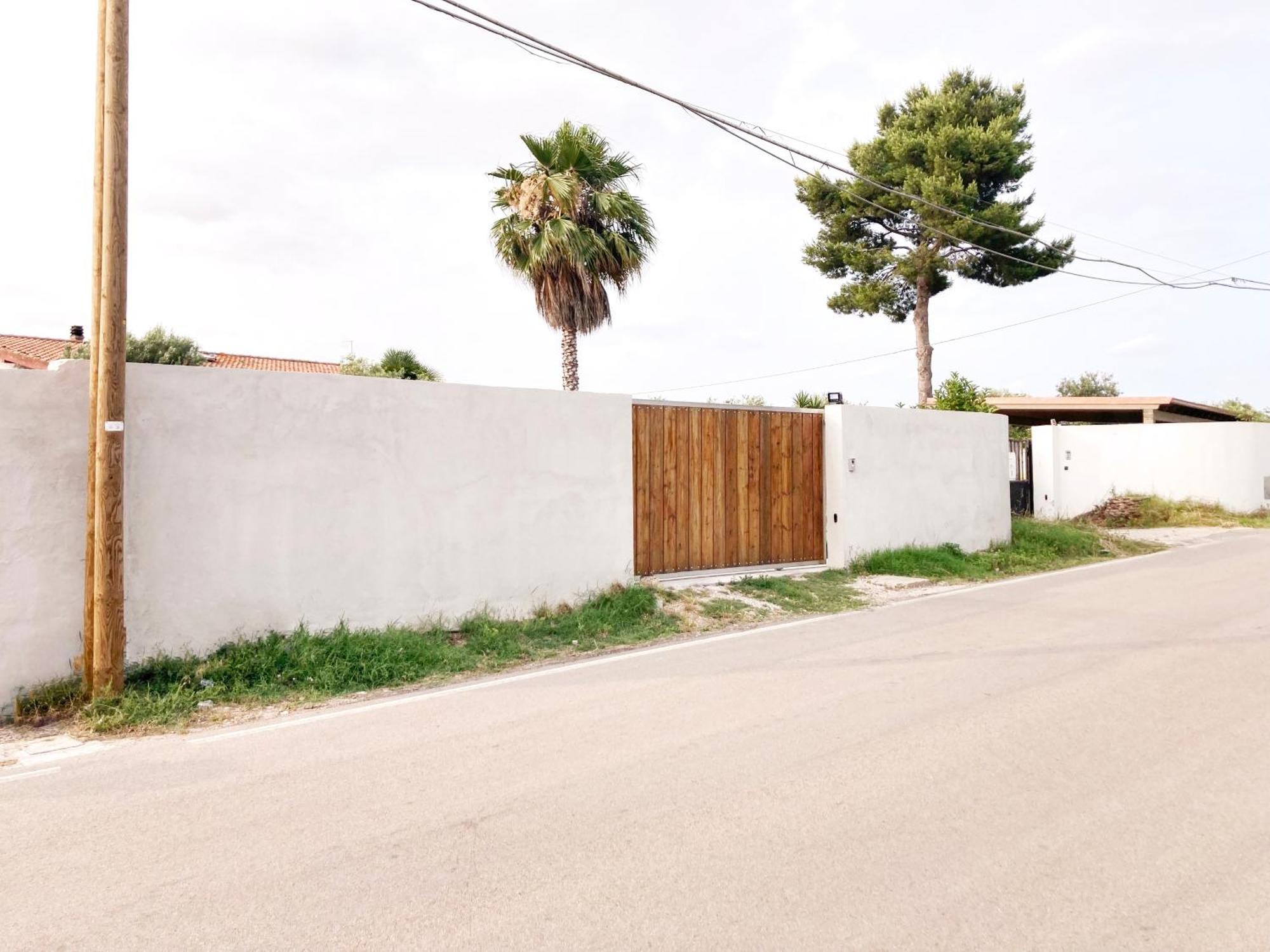 Algherolux -Free Secure Gated Parking For Cars And Motorbikes Exterior photo