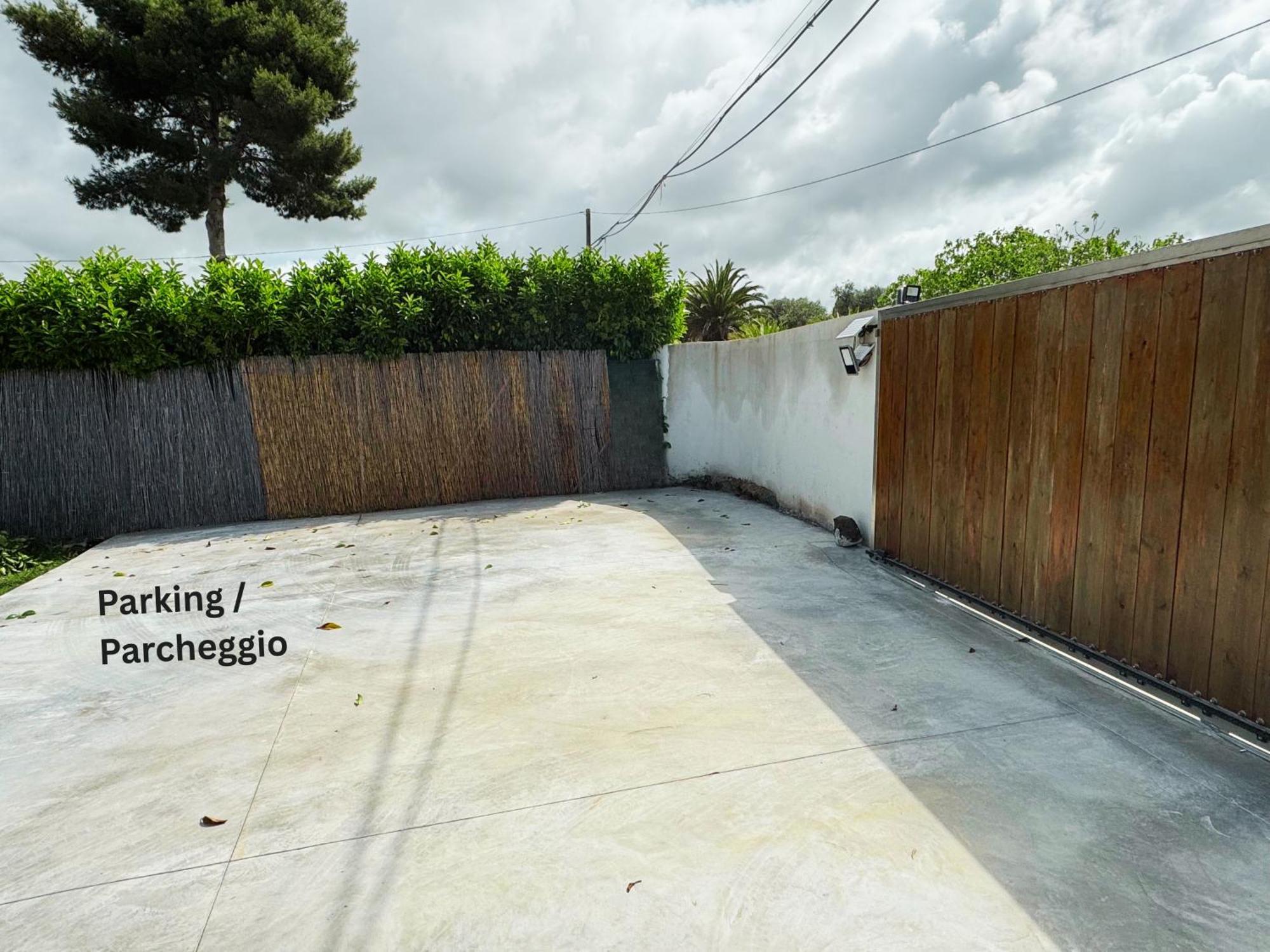 Algherolux -Free Secure Gated Parking For Cars And Motorbikes Exterior photo